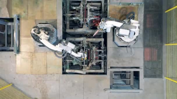 Maszyny robotyczne zginają i przenoszą miedziane płytki — Wideo stockowe