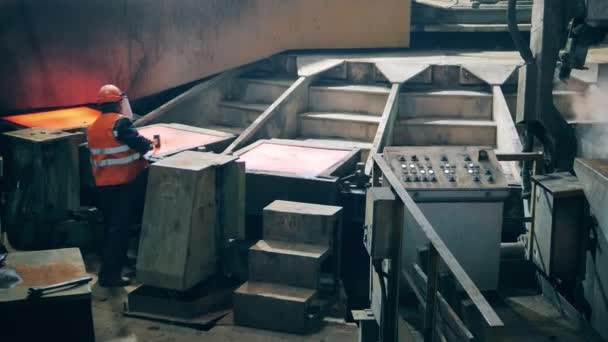 Metalürji işçisi bakır plakalarla uğraşıyor. — Stok video