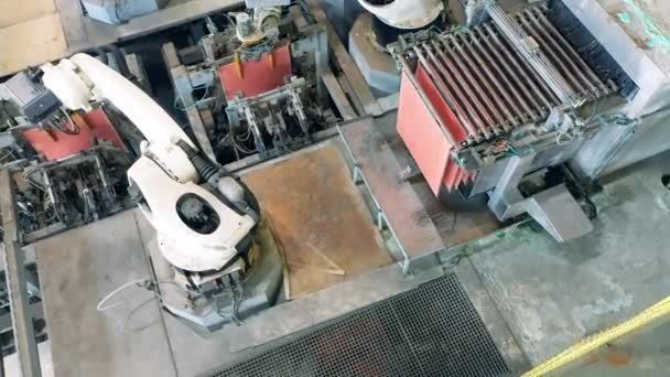 Mașinile automate înlocuiesc plăcile de cupru — Videoclip de stoc