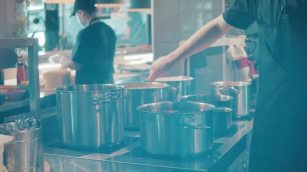 Trabalhador da cozinha está mexendo sopa em uma panela de cozinha — Vídeo de Stock