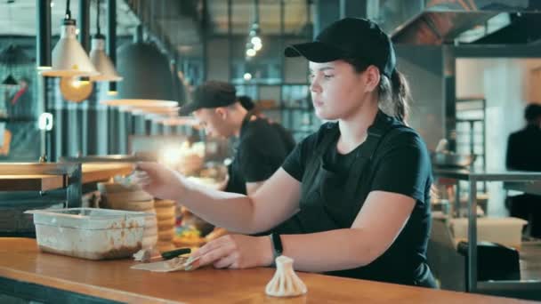 Kvinnlig kock fyllning deg för att göra dumplings — Stockvideo
