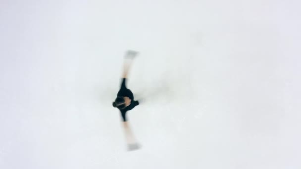 Blick von oben auf eine Sportlerin, die sich auf der Eisbahn dreht — Stockvideo
