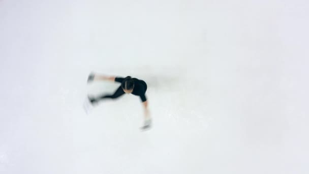 Műkorcsolyázó különböző pörgetéseket végez a pályán korcsolyázás közben. — Stock videók