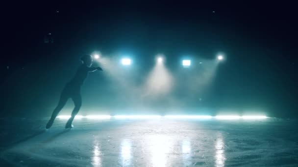 Jong meisje is schaatsen rond de ijsbaan — Stockvideo