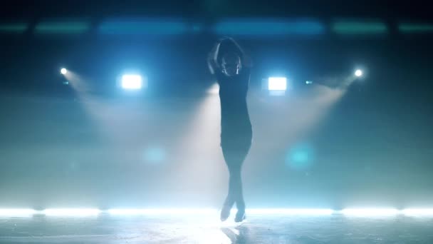 Молода дівчина виконує обертовий елемент на ковзанах — стокове відео