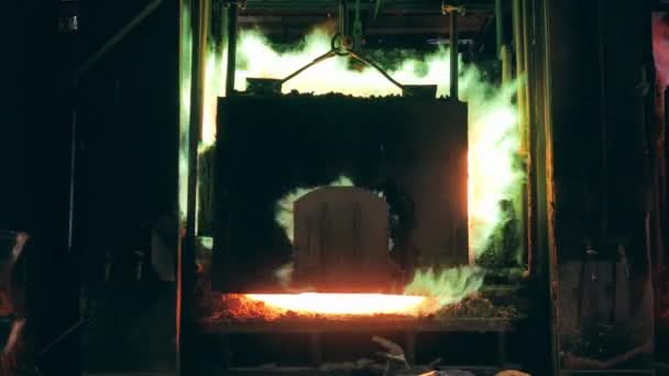 Los embalses se están sumergiendo en un horno minero — Vídeos de Stock