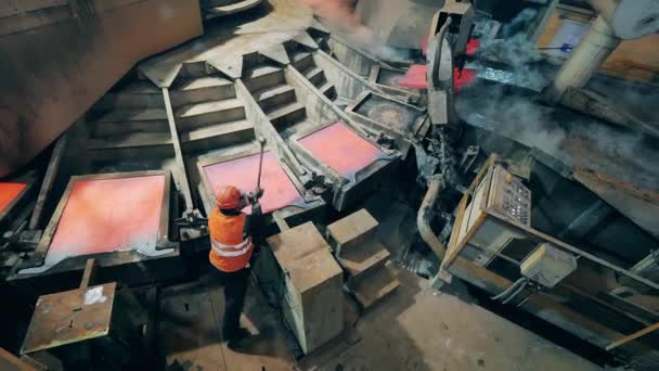 Hojas de cobre están siendo golpeados por un metalúrgico — Vídeos de Stock