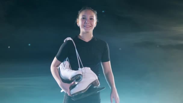 Gelukkig jong meisje met schaatsen schoenen over haar schouder — Stockvideo