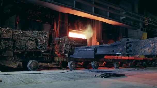 Блоки прессованного металла загружаются в печь — стоковое видео