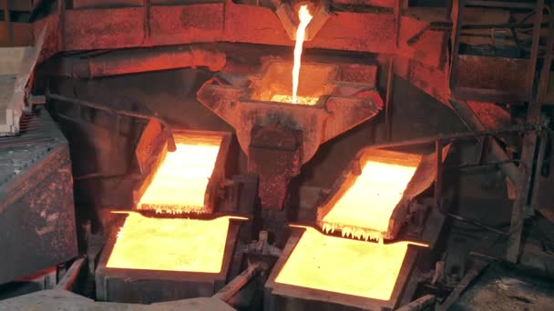 Le cuivre fondu se déverse dans les réservoirs miniers — Video