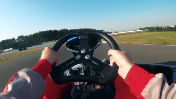 Corredor al volante de un carro a lo largo de la pista — Vídeo de stock