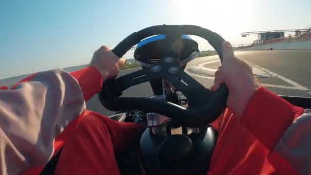 Karren rühren Rad in den Händen eines Rennfahrers — Stockvideo