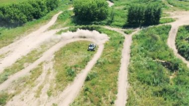 Arazide yarışan bir arabanın üst görüntüsü. 4K