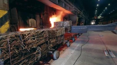 Sıkıştırılmış metal blokları fırına yükleniyor.