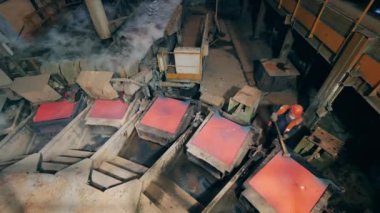 Metalürjist dökmeden önce bakır anot plakalarını vuruyor.