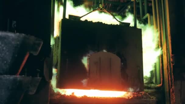 带有绿色火焰的闭式熔炼炉 — 图库视频影像
