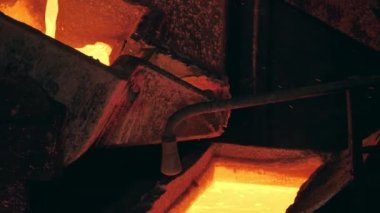 Dökümhane mekanizması erimiş bakırı kalıba döküyor.