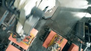 Bakır plakaların modern robot makinelerle taşınması. Endüstriyel ekipman.