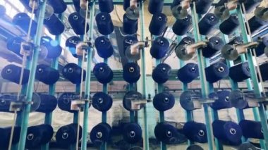İçinde dikiş makaraları olan fabrika mekanizması.