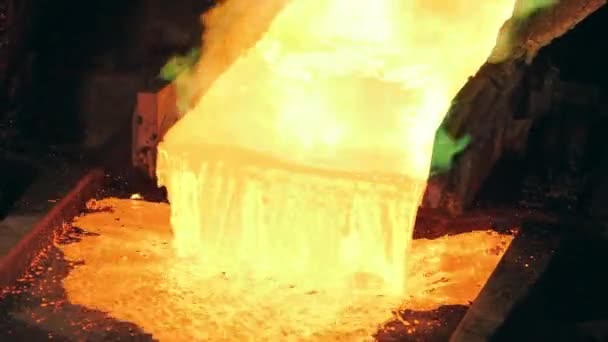 Flöde av smält koppar häller i en form vid bränning — Stockvideo