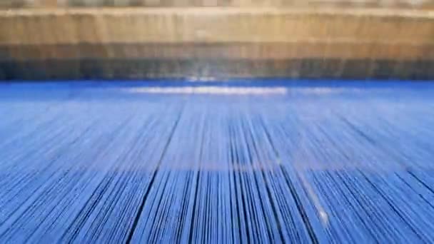 機織り機に挿入された色糸のライン — ストック動画