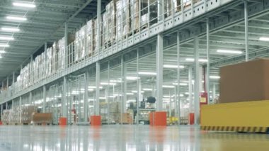 Otomatik depolama robotu tarafından bir kutu taşınıyor.