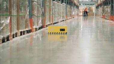 Depolama robotu koridorda ilerliyor.