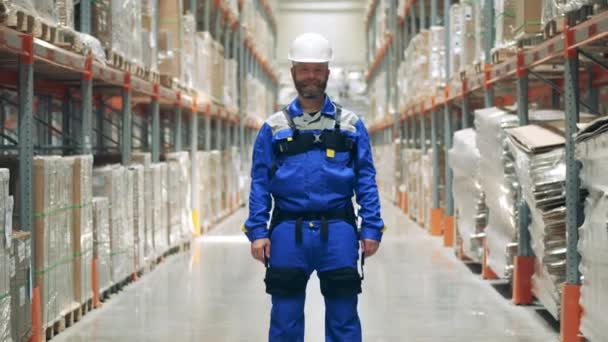 Muž skladiště pracovník na sobě výtah-asistent zařízení a hardhat — Stock video