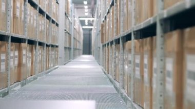 Otomatik depolama robotu koridorda ilerliyor.