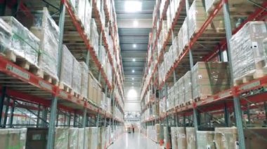 Depodaki raflarda çok sayıda kutu var.