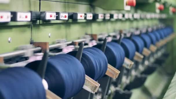 Le bobine per cucire ruotano nella macchina industriale — Video Stock