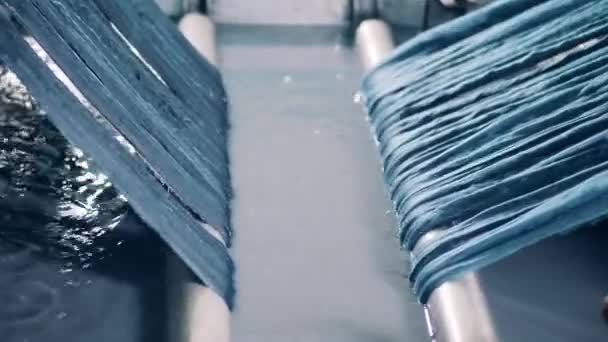 Шматочки пряжі проходять через пральний механізм — стокове відео