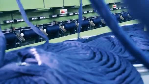 Текстильні фабричні машини шиють і розмотують пряжу — стокове відео
