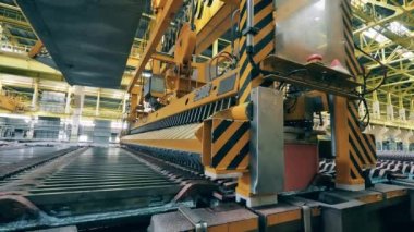 Ağır yükleme mekanizması bakır plakaları kaldırıyor