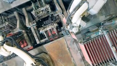 Endüstriyel ekipman. Bakır levhaların robotik taşımacılığı üst görüntüde kaydedildi