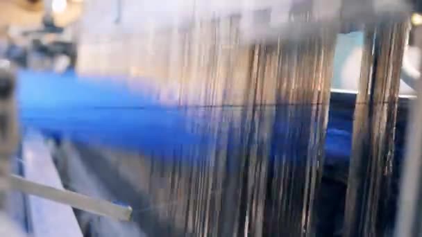 Cierre de hilos que se tejen en la tela por una máquina — Vídeo de stock