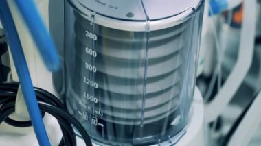 Hareket halindeki bir anestezi makinesinin vantilatörü