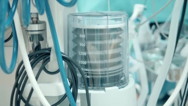 Anesthesiemachine met bewegende ventilator — Stockvideo