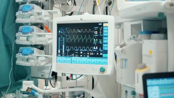Medizinischer Komplex mit einem Monitor für Vitalzeichen — Stockvideo