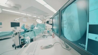 Operasyon sırasında görüntülerin tarandığı monitörler