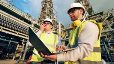 Petrol rafineri müfettişleri sanayi projesini tartışıyorlar.