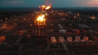 Geceleyin alevler alev yığınları tarafından yayılıyor.