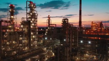 Elektrikli ışıklandırmalı petrol rafinerisinin inşaatı
