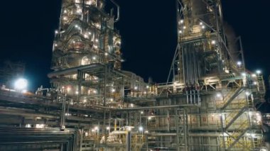 Geceleri çekilen elektrikli rafineriyle petrol rafinerisi