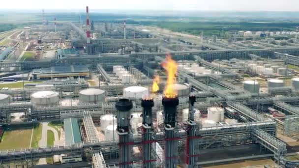 Βιομηχανικό τοπίο εργοστασιακών εγκαταστάσεων διύλισης πετρελαίου — Αρχείο Βίντεο