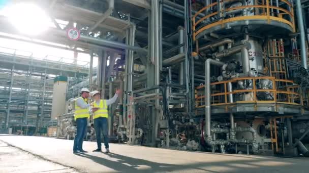 Potrubí ropné rafinérie bylo pozorováno dvěma inspektory — Stock video