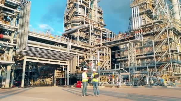 Inspectores de refinería están hablando al lado de un barril masivo — Vídeos de Stock