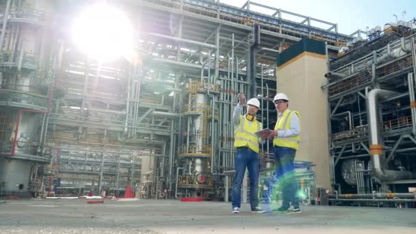 Inspectores de refinería están observando y discutiendo las instalaciones de la planta — Vídeo de stock