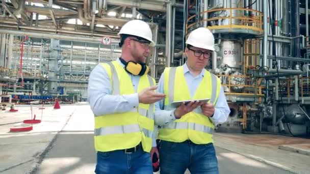 Inspectores de refinería de petróleo están utilizando una tableta durante la planificación del proyecto — Vídeo de stock