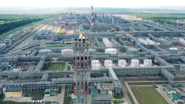 Paisaje industrial de las instalaciones de la fábrica de petróleo — Vídeos de Stock